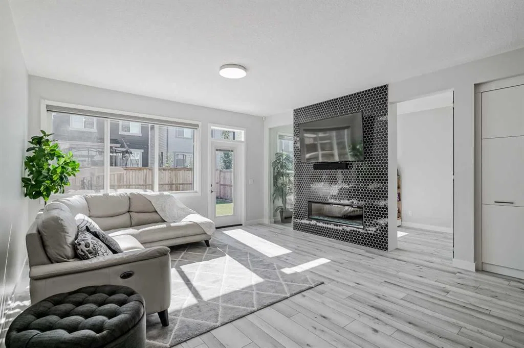 128 Masters Street SE, Calgary — photo 4 of 44