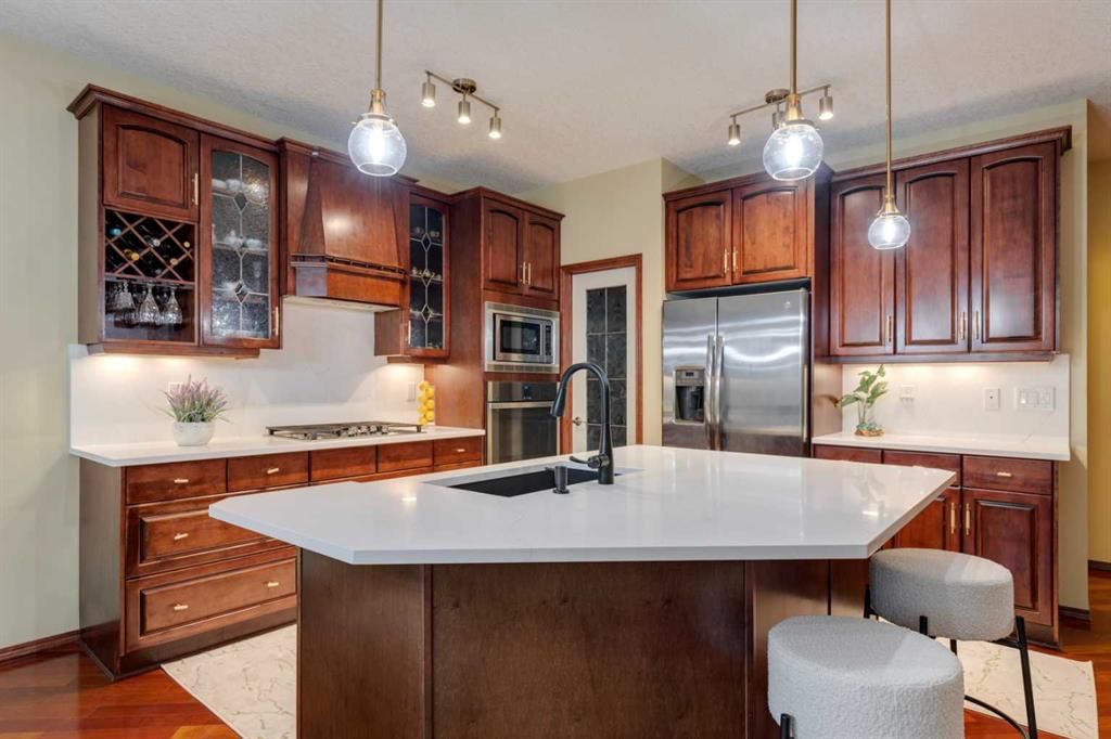 142 Discovery Ridge Boulevard SW, Calgary — photo 5 of 36