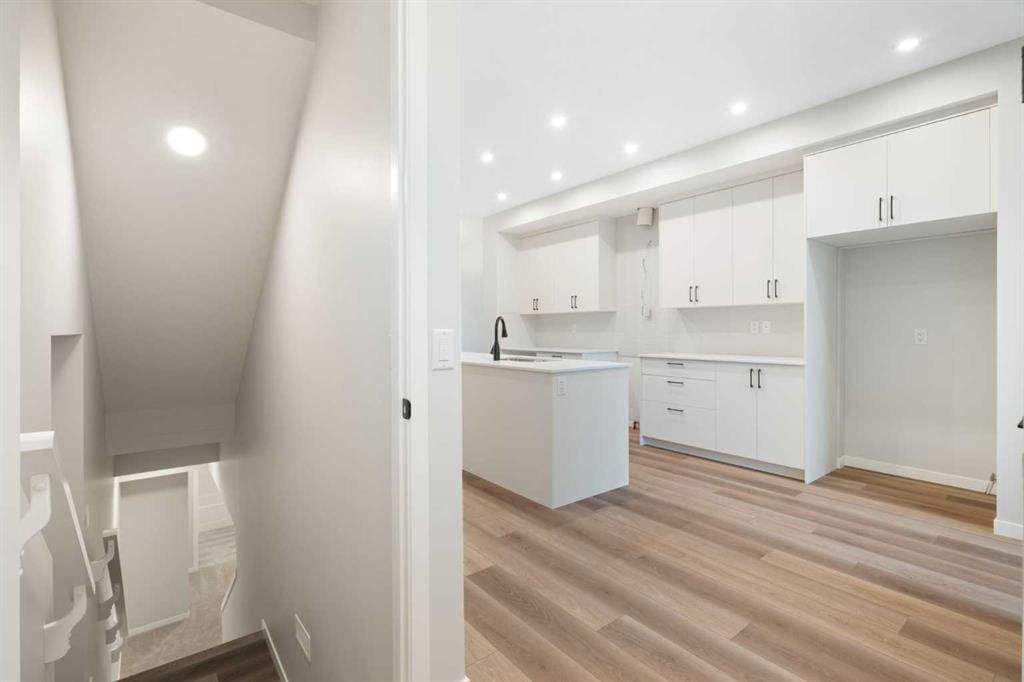552 Rowmont Boulevard NW, Calgary — photo 3 of 49