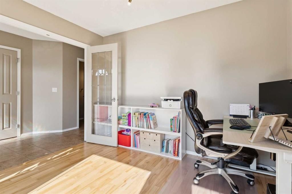 46 Cranberry Close SE, Calgary — photo 5 of 42