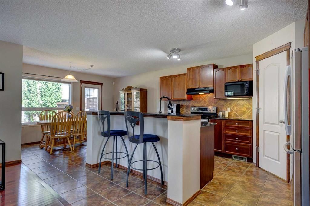 78 Cougarstone Close SW, Calgary — photo 4 of 41