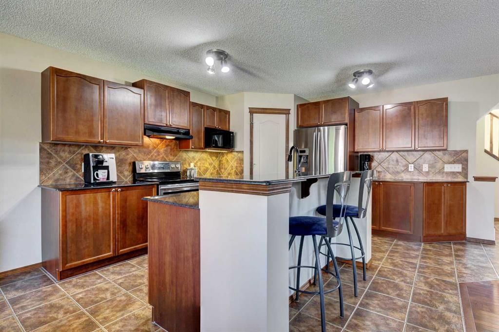 78 Cougarstone Close SW, Calgary — photo 5 of 41