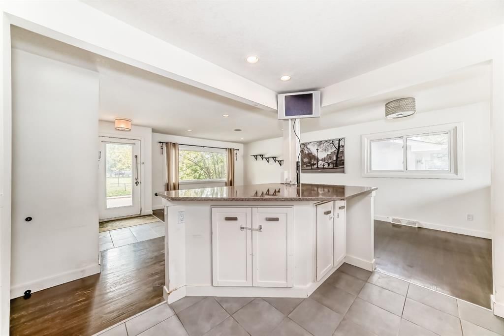 4139 Bowlen Street NW, Calgary — photo 5 of 28