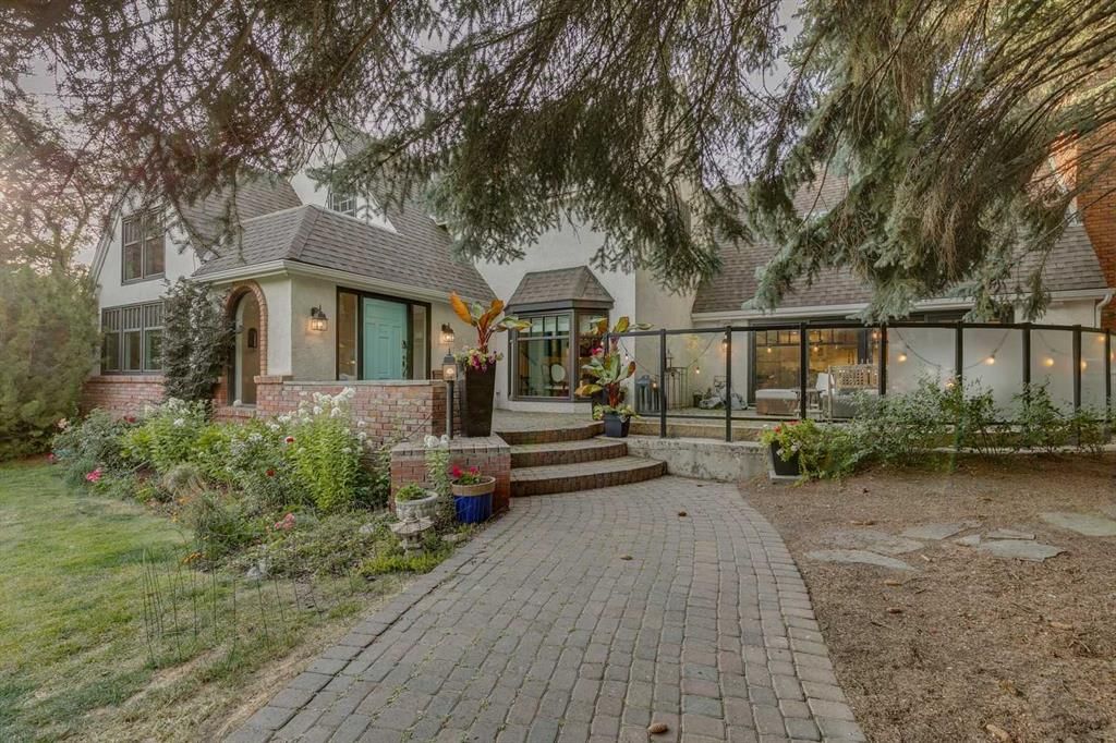 2409 Carleton Street SW, Calgary — photo 3 of 40