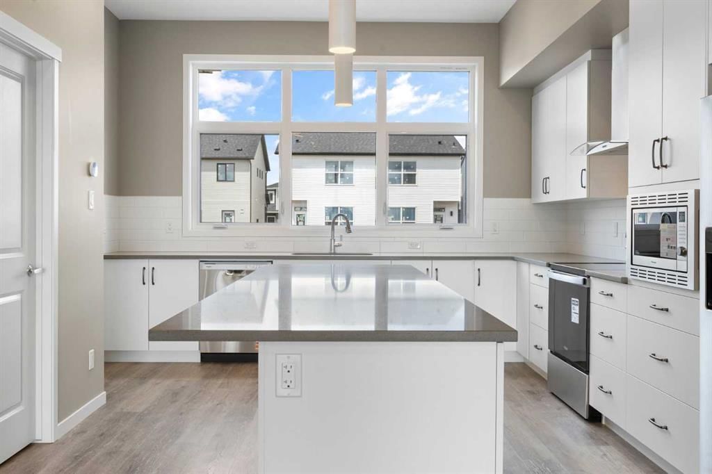 415 Hotchkiss Manor SE, Calgary — photo 5 of 39