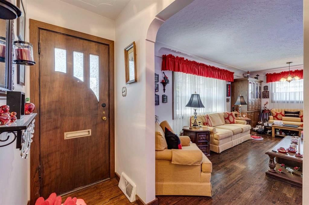 840 19 Avenue NW, Calgary — photo 4 of 17