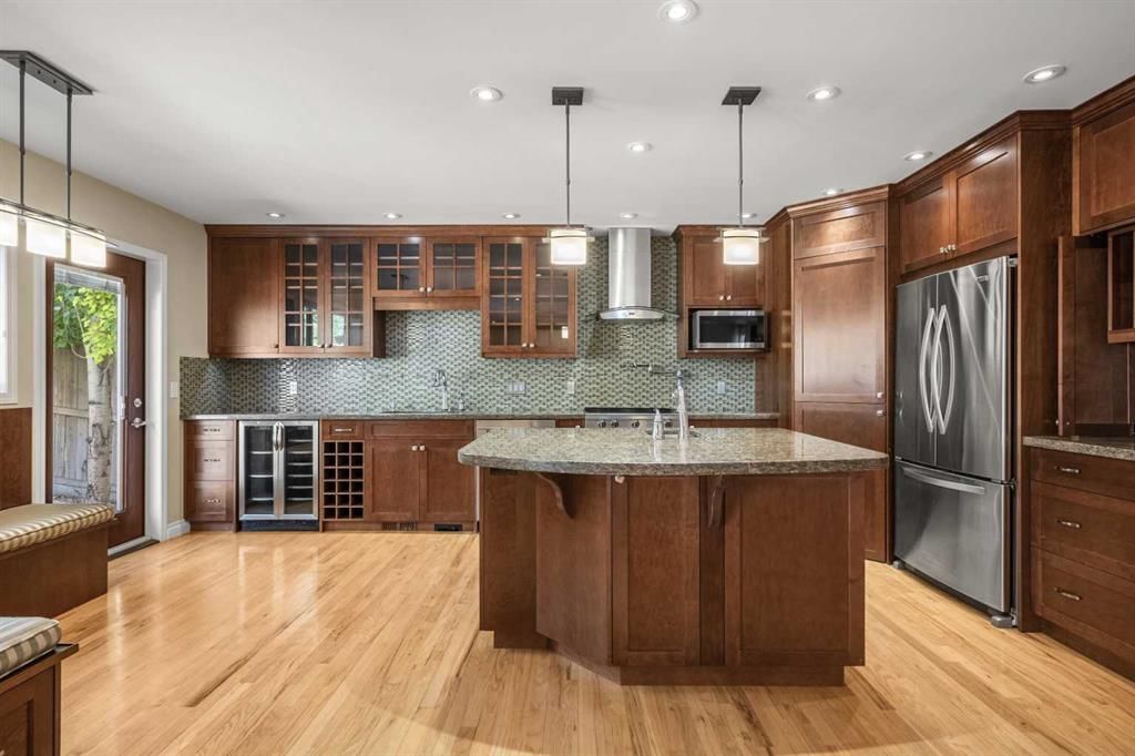 7826 Springbank Way SW, Calgary — photo 2 of 50