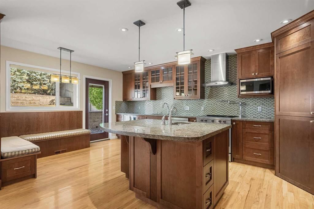 7826 Springbank Way SW, Calgary — photo 3 of 50