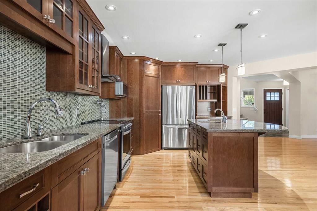 7826 Springbank Way SW, Calgary — photo 4 of 50