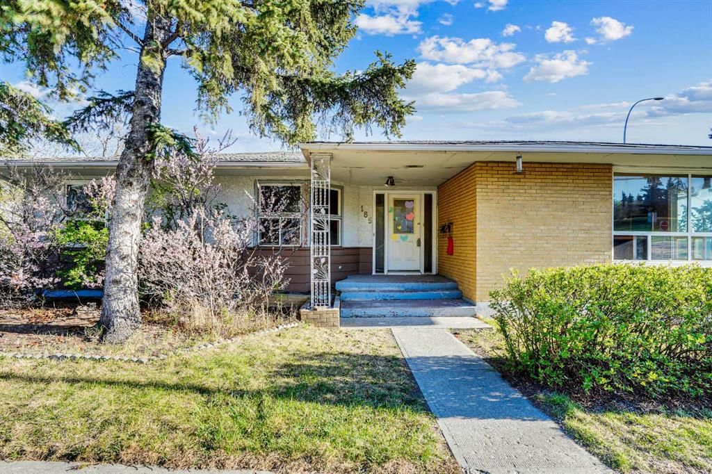 185 Cornwallis Drive NW, Calgary — photo 3 of 48