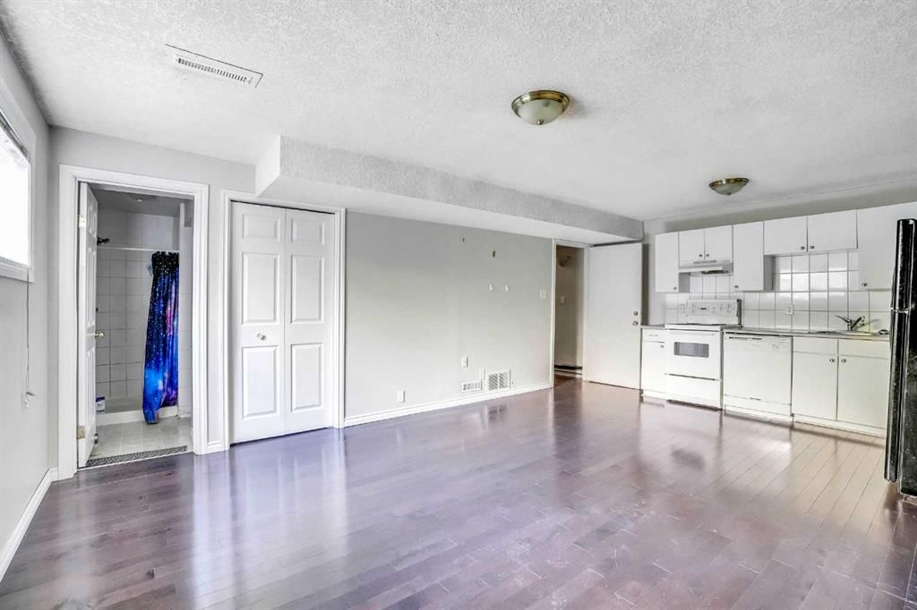 185 Cornwallis Drive NW, Calgary — photo 4 of 48