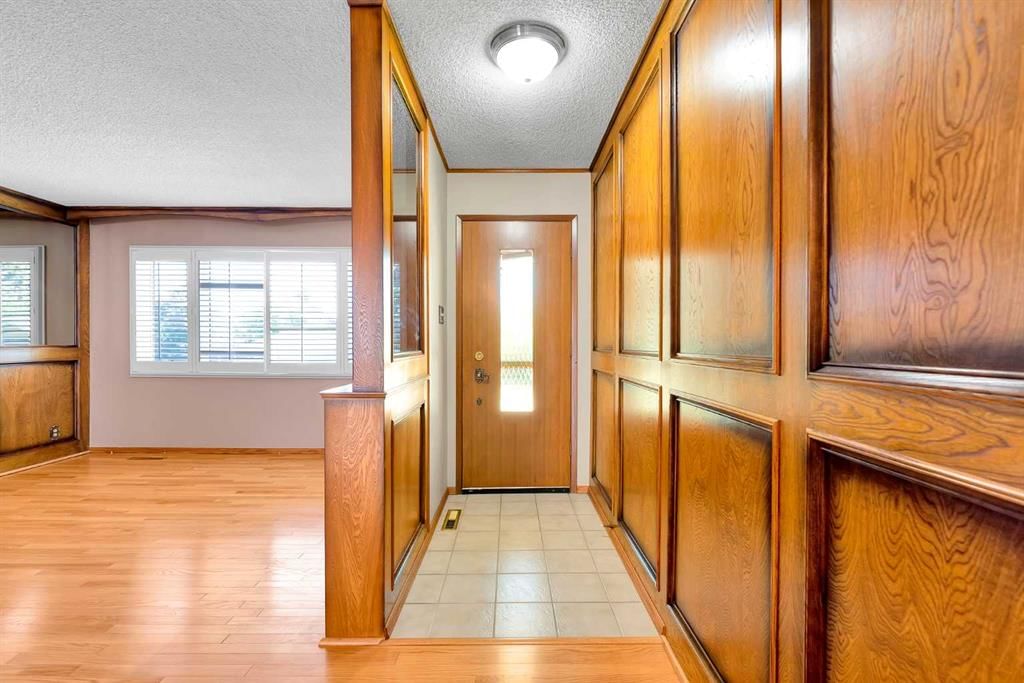 1012 Mackid Road NE, Calgary — photo 4 of 46