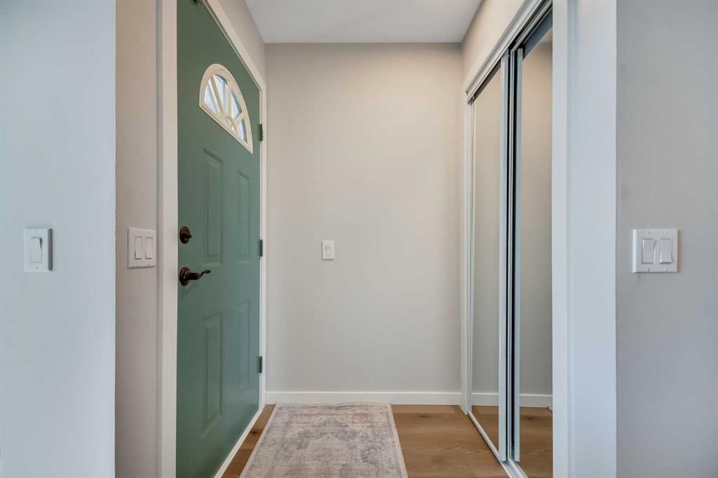 92 Woodford Drive SW, Calgary — photo 3 of 47