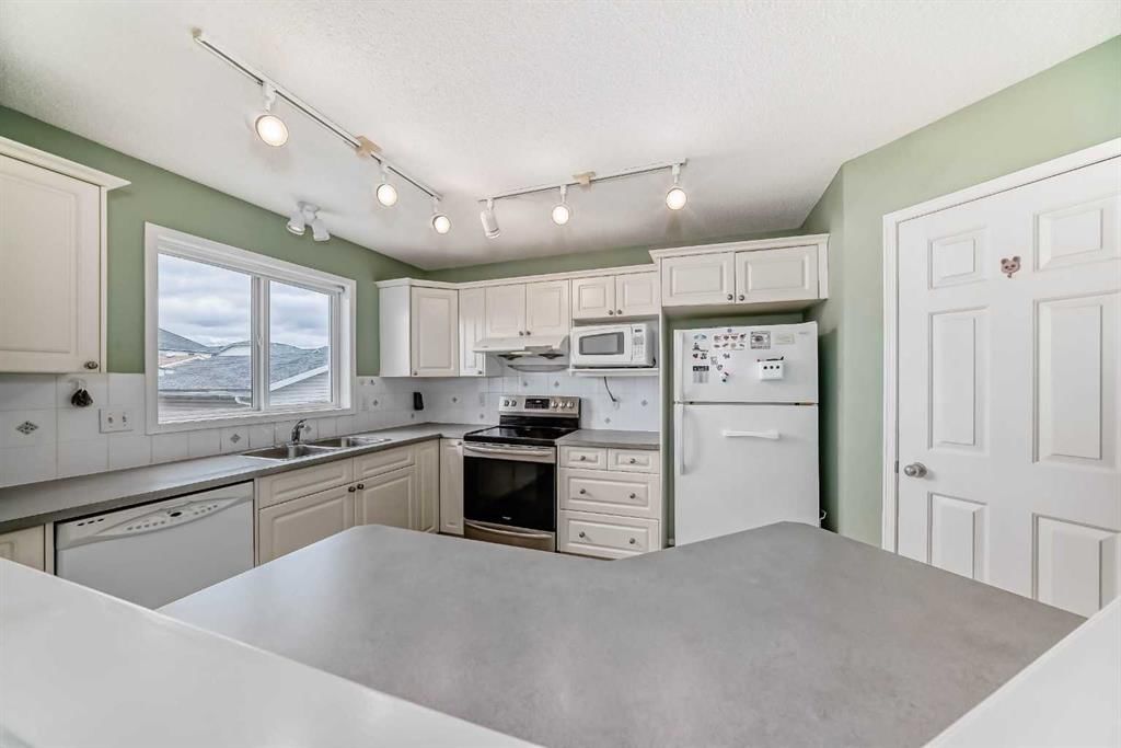 28 Country Hills Manor NW, Calgary — photo 3 of 23