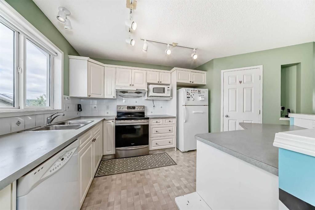 28 Country Hills Manor NW, Calgary — photo 4 of 23
