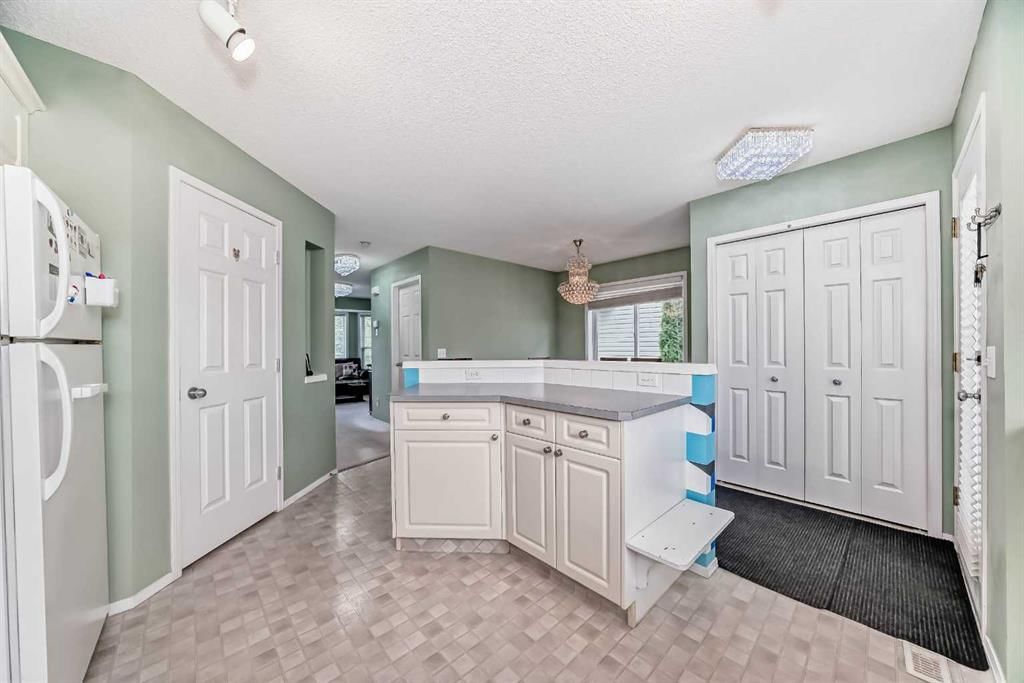 28 Country Hills Manor NW, Calgary — photo 5 of 23