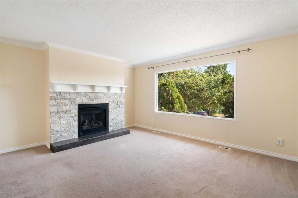 39 Bearberry Crescent NW, Calgary — photo 3 of 36