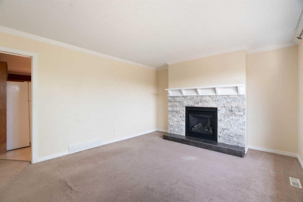 39 Bearberry Crescent NW, Calgary — photo 4 of 36
