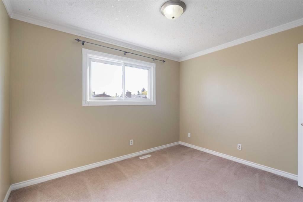 39 Bearberry Crescent NW, Calgary — photo 5 of 36
