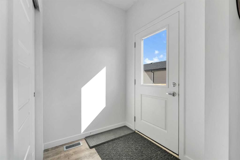 72 Creekside Boulevard SW, Calgary — photo 5 of 31