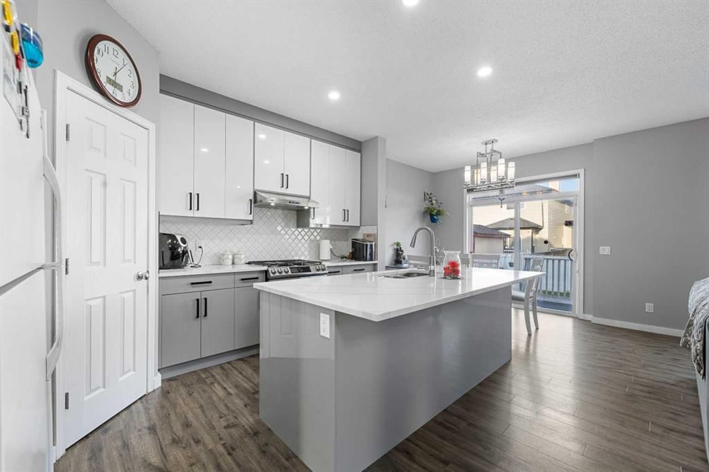 17 Saddlecrest Crescent NE, Calgary — photo 2 of 43