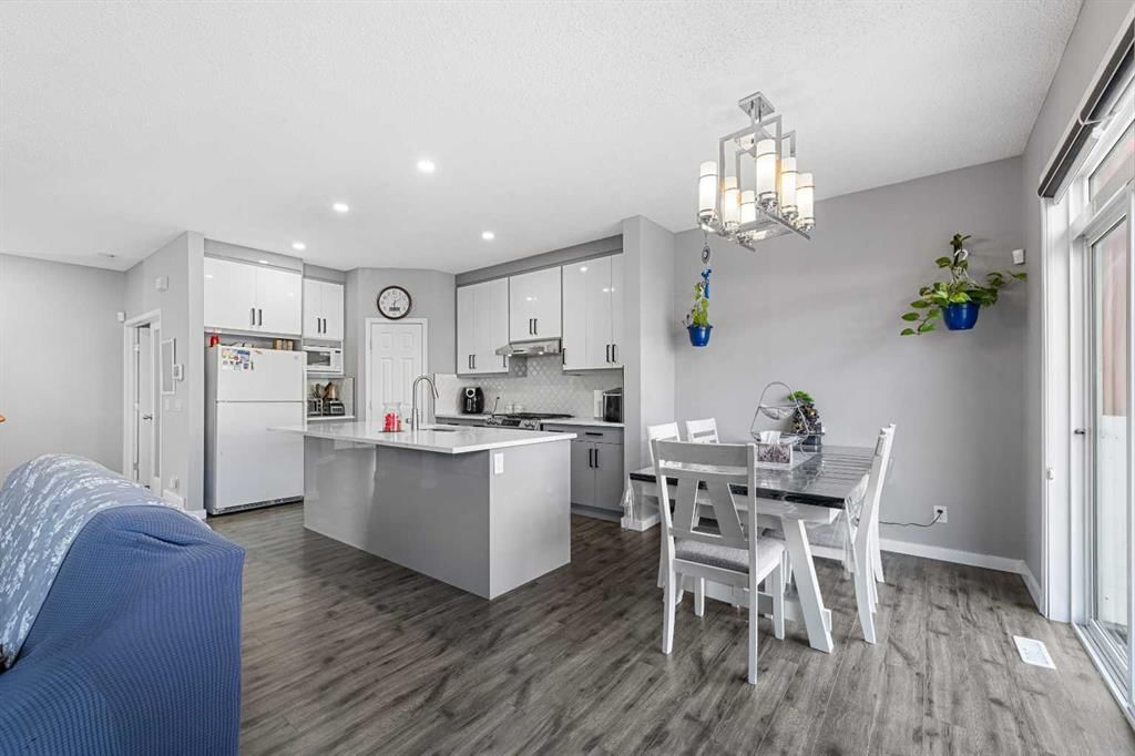 17 Saddlecrest Crescent NE, Calgary — photo 3 of 43