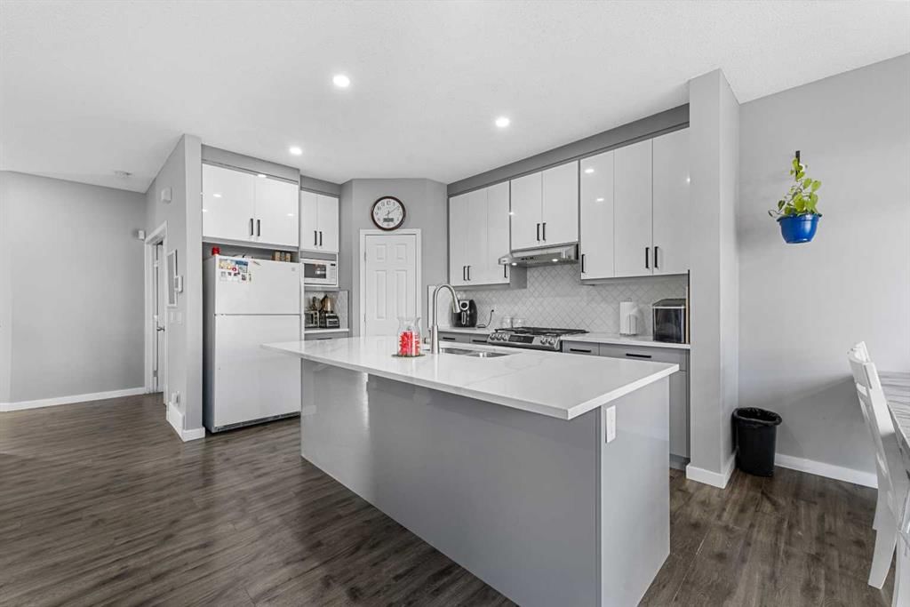 17 Saddlecrest Crescent NE, Calgary — photo 4 of 43