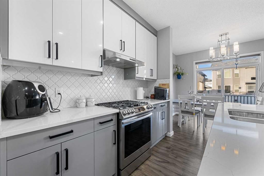 17 Saddlecrest Crescent NE, Calgary — photo 5 of 43