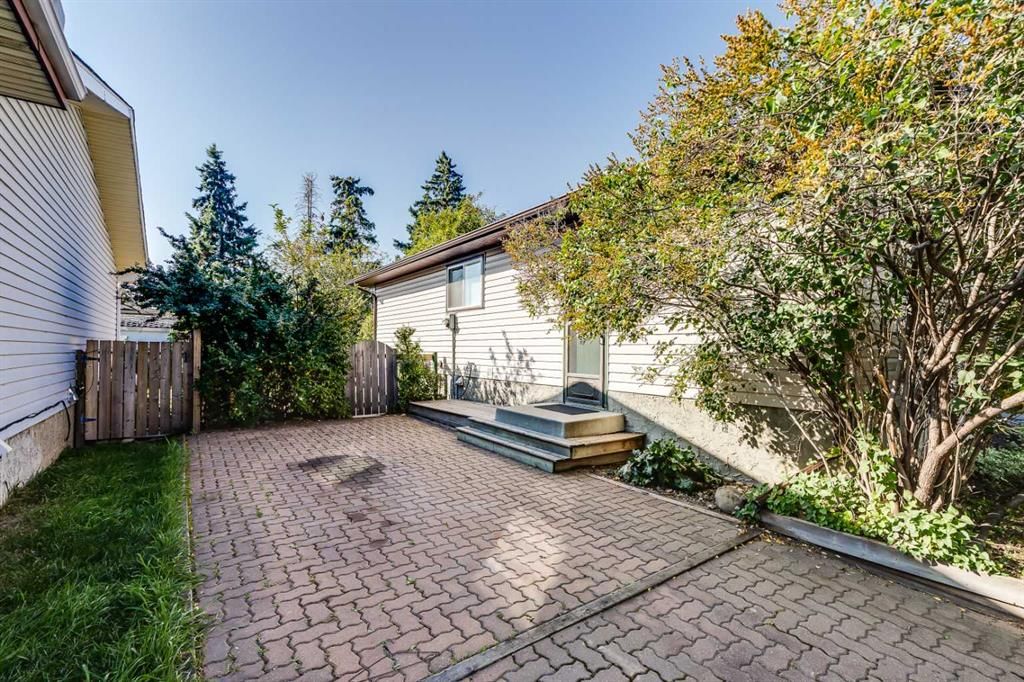 251 Pineland Place NE, Calgary — photo 2 of 30