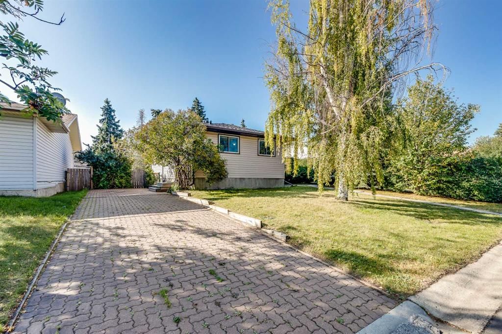 251 Pineland Place NE, Calgary — photo 4 of 30