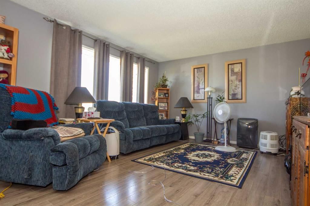 1251 Penedo Crescent SE, Calgary — photo 3 of 35