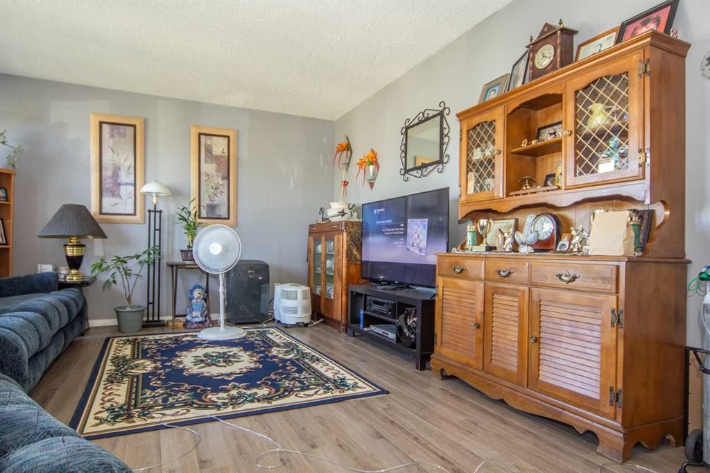 1251 Penedo Crescent SE, Calgary — photo 5 of 35
