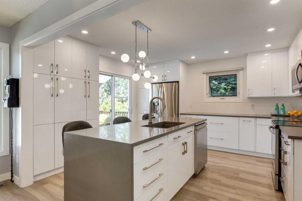 31 Silverstone Bay NW, Calgary — photo 2 of 49