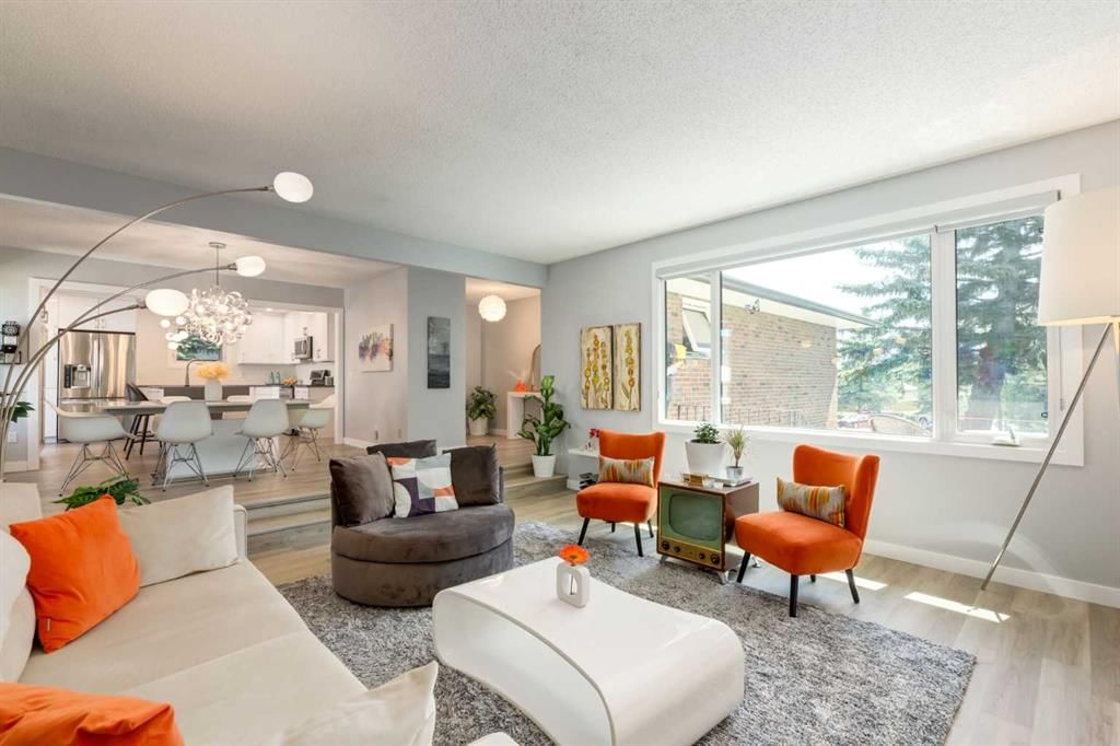 31 Silverstone Bay NW, Calgary — photo 3 of 49