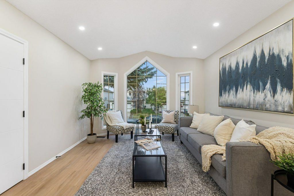 74 Anaheim Circle NE, Calgary — photo 4 of 33