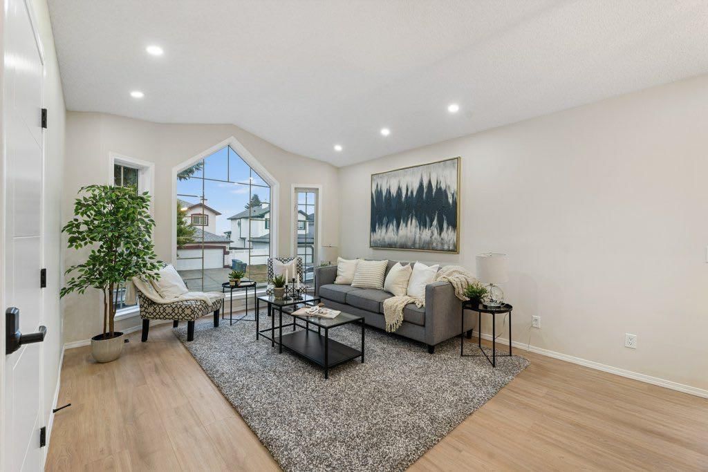 74 Anaheim Circle NE, Calgary — photo 5 of 33