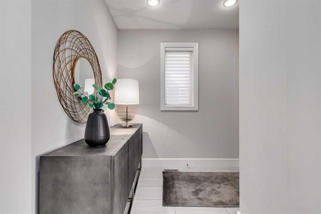 506 54 Avenue SW, Calgary — photo 3 of 47