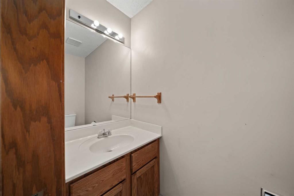 24 Riverside Crescent SE, Calgary — photo 4 of 42