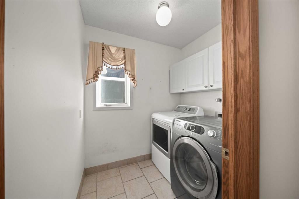 24 Riverside Crescent SE, Calgary — photo 5 of 42