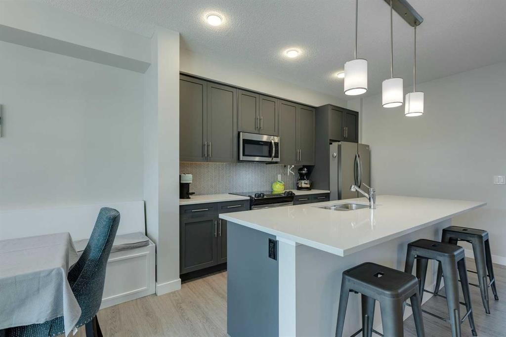 201 Carringvue Way NW, Calgary — photo 4 of 36