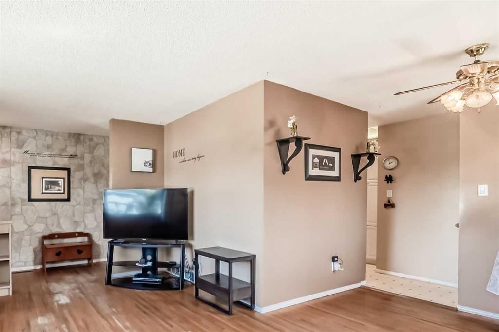 2107 Munro Drive NE, Calgary — photo 2 of 37