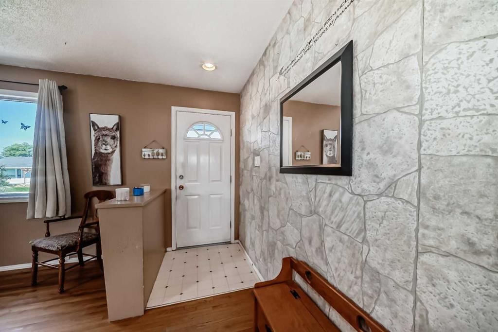 2107 Munro Drive NE, Calgary — photo 4 of 37