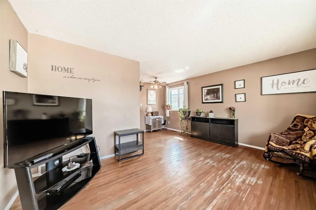 2107 Munro Drive NE, Calgary — photo 5 of 37