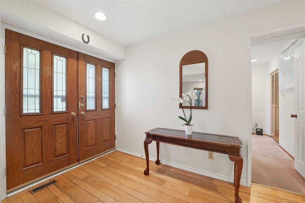 719 Willamette Drive SE, Calgary — photo 4 of 46