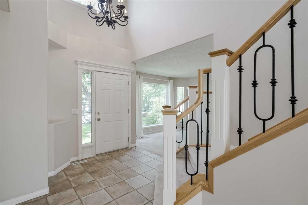 57 Royal Crest Terrace NW, Calgary — photo 3 of 46