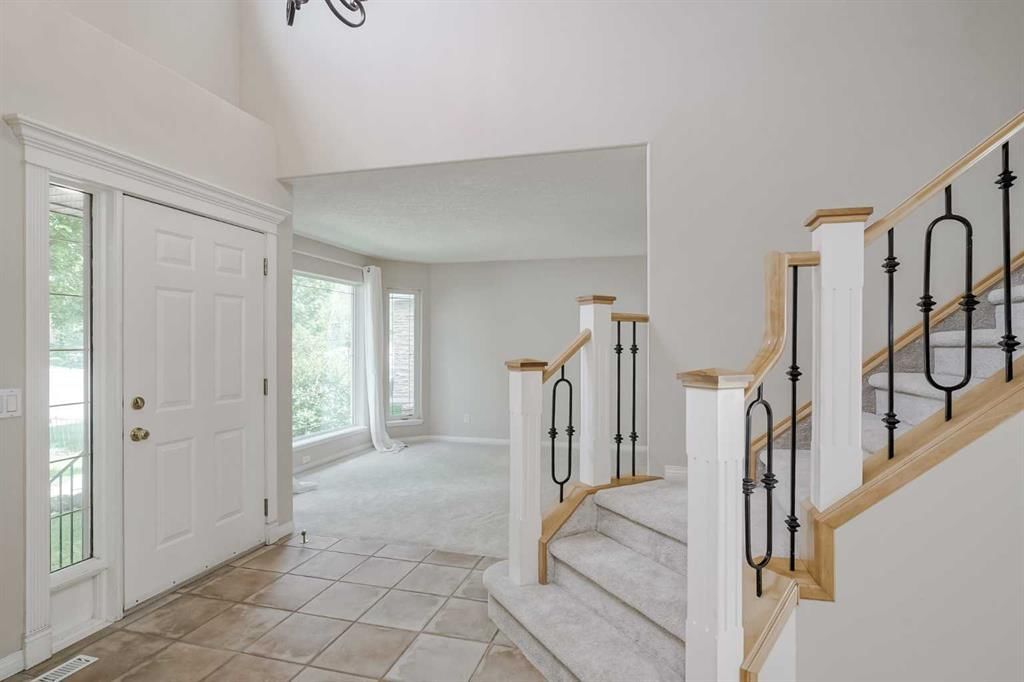 57 Royal Crest Terrace NW, Calgary — photo 4 of 46