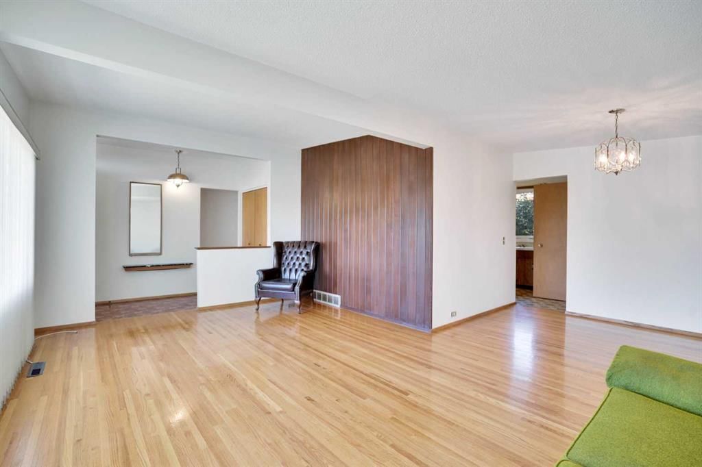 924 Mayland Drive NE, Calgary — photo 4 of 50