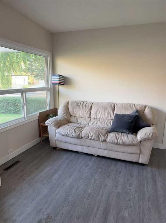 3727 Valdes Place NW, Calgary — photo 3 of 26