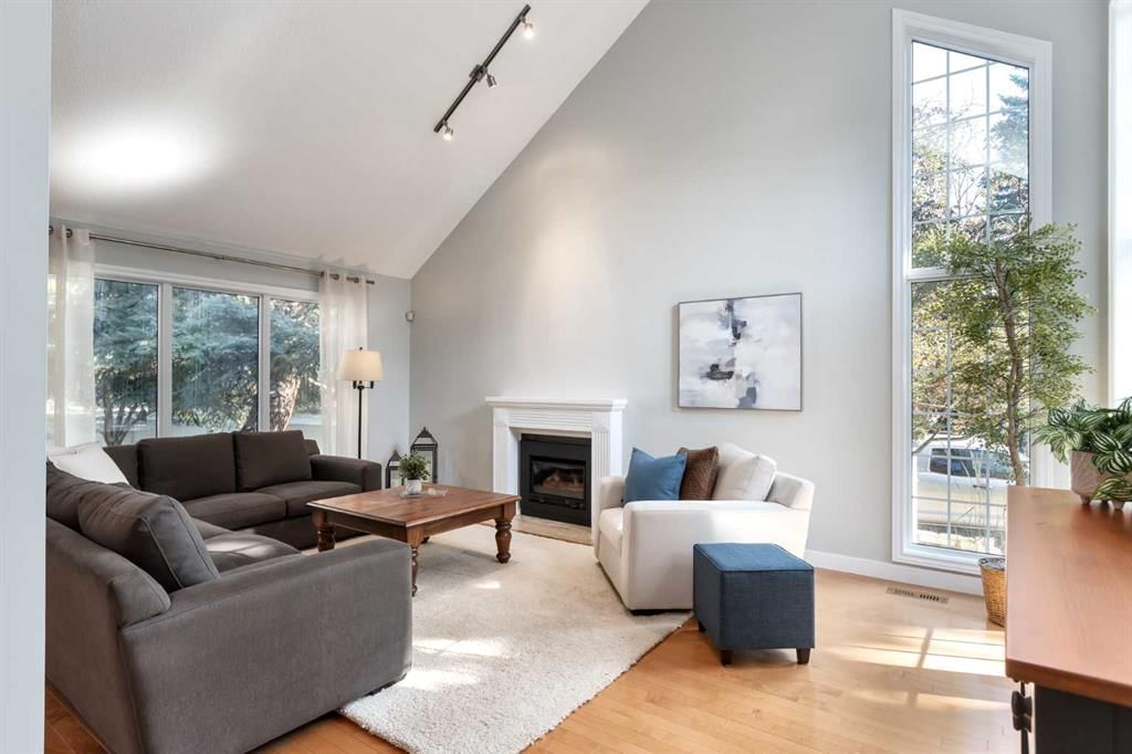 4 Wood Willow Place SW, Calgary — photo 4 of 47