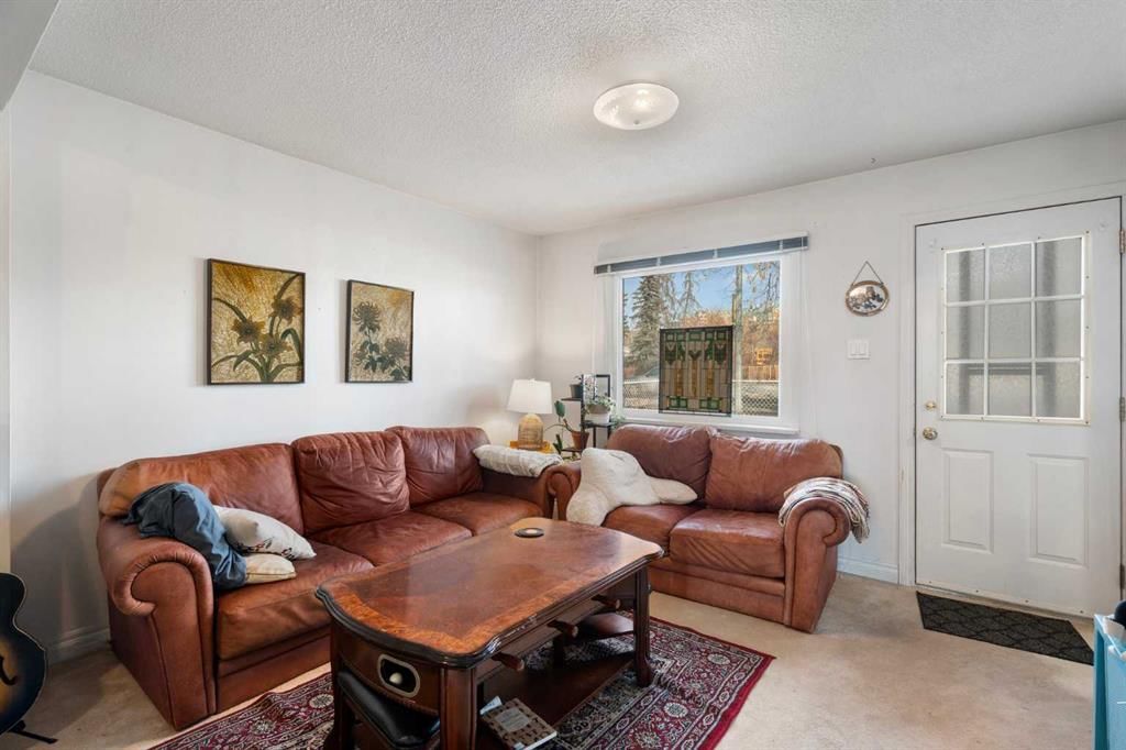 4327 20 Avenue NW, Calgary — photo 4 of 36
